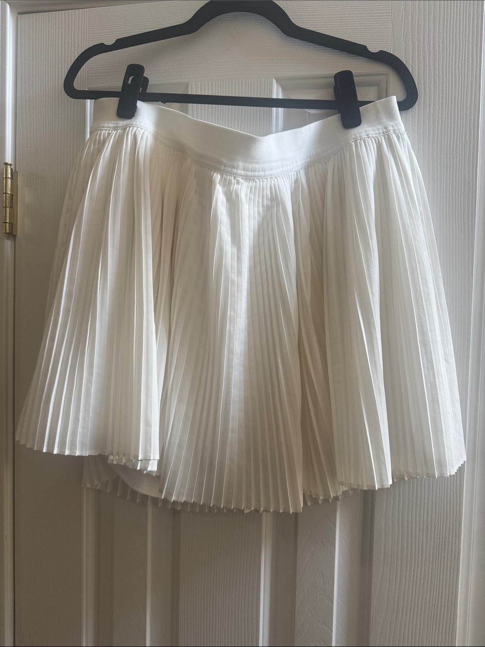 Old Navy Extra High-Waisted Micro-Pleated Off White Performance Skort